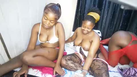 Snapshot of nellyeluxe chatting on December 2025 01:12:02 AM nellyeluxe online show from December 2025 01:12:02 AM