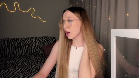 Snapshot of neyrmina chatting on December 2024 12:33:01 PM Mina online show from December 2024 12:33:01 PM