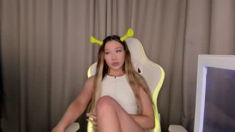 Snapshot of neyrmina chatting on December 2024 01:22:02 PM Mina online show from December 2024 01:22:02 PM