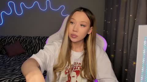 Snapshot of neyrmina chatting on December 2024 02:55:01 PM Mina online show from December 2024 02:55:01 PM