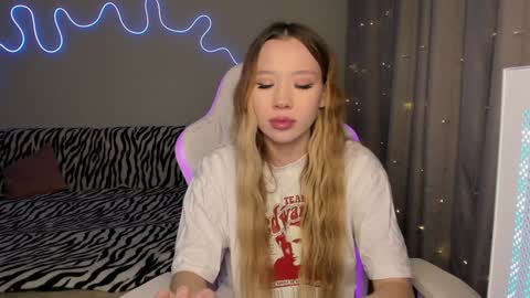 Snapshot of neyrmina chatting on December 2024 01:50:01 PM Mina online show from December 2024 01:50:01 PM