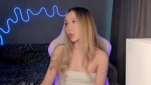 Snapshot of neyrmina chatting on February 2025 12:08:01 PM Mina online show from February 2025 12:08:01 PM