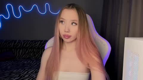 Snapshot of neyrmina chatting on February 2025 02:04:02 PM Mina online show from February 2025 02:04:02 PM