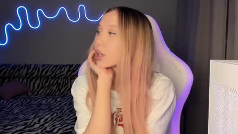 Snapshot of neyrmina chatting on March 2025 03:05:01 PM Mina online show from March 2025 03:05:01 PM