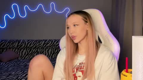 Snapshot of neyrmina chatting on March 2025 06:08:02 PM Mina online show from March 2025 06:08:02 PM