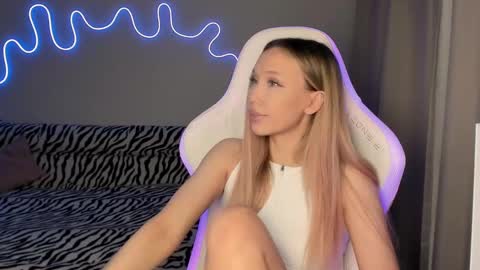 Snapshot of neyrmina chatting on March 2025 03:18:01 PM Mina online show from March 2025 03:18:01 PM