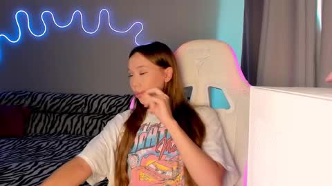 Snapshot of neyrmina chatting on September 2025 10:16:01 AM Mina online show from September 2025 10:16:01 AM