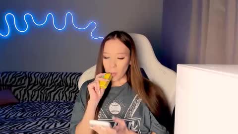 Snapshot of neyrmina chatting on November 2025 01:01:02 PM Mina online show from November 2025 01:01:02 PM