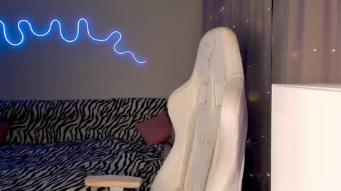 Snapshot of neyrmina chatting on December 2025 01:16:02 PM Mina online show from December 2025 01:16:02 PM