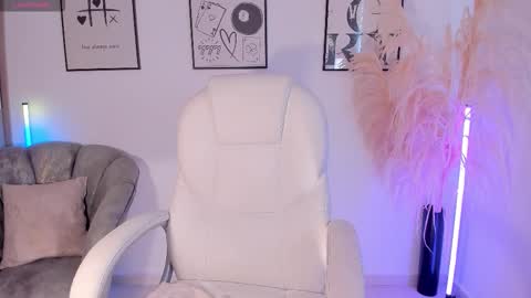 Nia online show from November 2025 01:35:02 PM