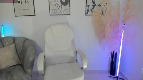 Nia online show from November 2025 02:07:02 PM