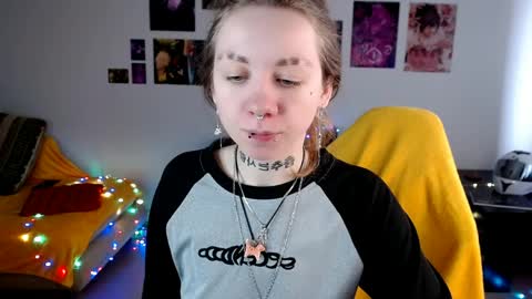 nica_kawaii online show from April 2026 10:19:02 AM