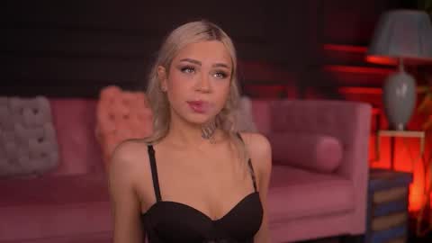 Nicky online show from November 2025 07:02:02 PM