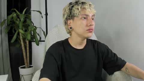 Nico  online show from November 2025 03:40:02 AM