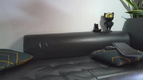 Nicolas online show from November 2025 07:46:02 PM