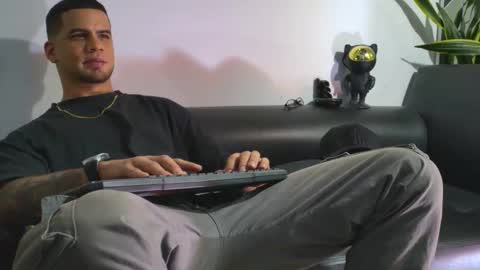 Nicolas online show from November 2025 03:40:01 AM