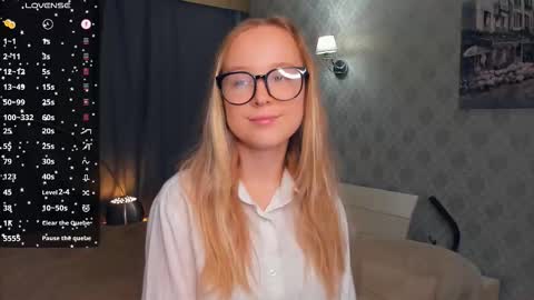 Nicoletta online show from October 2025 07:07:02 PM