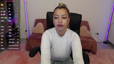 Snapshot of nicole___19 chatting on September 2025 05:05:02 PM Nico online show from September 2025 05:05:02 PM