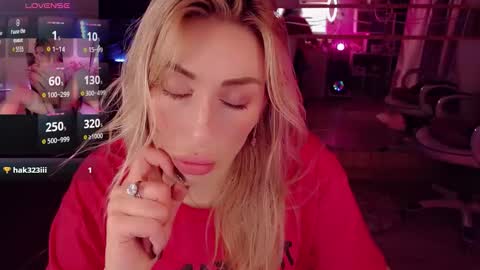 Nicole online show from October 2025 11:18:01 PM