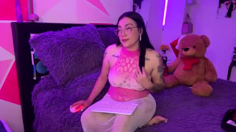 Snapshot of nicole_wc chatting on December 2025 04:43:02 AM Nicole online show from December 2025 04:43:02 AM