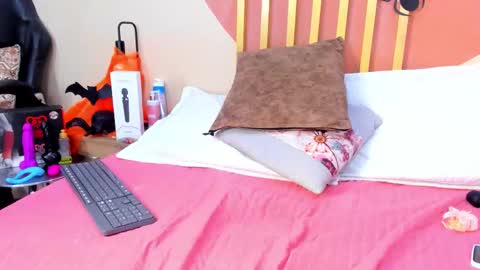 Snapshot of nicolee_angels chatting on October 2025 08:10:01 PM N i c o l e online show from October 2025 08:10:01 PM