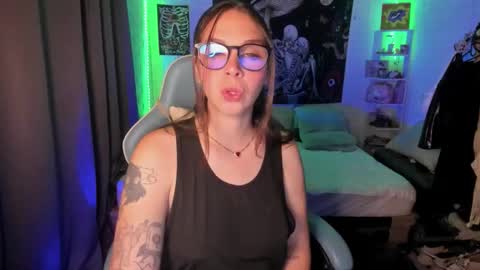 Nicol independent model online show from November 2025 11:48:01 PM