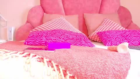 N I C O L E T  online show from November 2025 07:58:01 PM