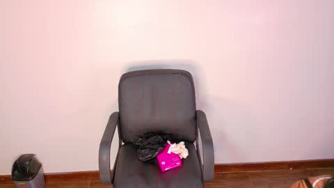 N I C O L E T  online show from November 2025 07:27:01 PM