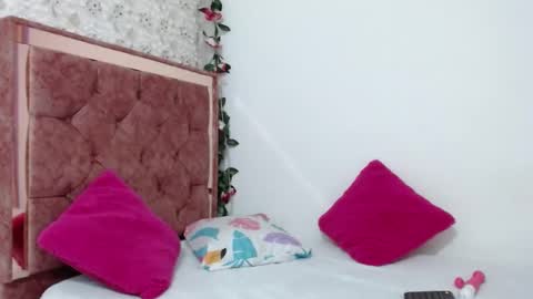 Snapshot of nicolle_gomes chatting on September 2025 10:43:02 PM nicolle gomes online show from September 2025 10:43:02 PM