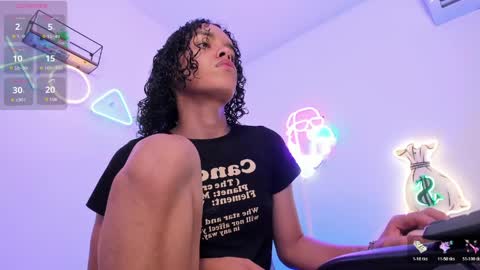 nicolle_smithh_ online show from April 2026 12:20:01 PM