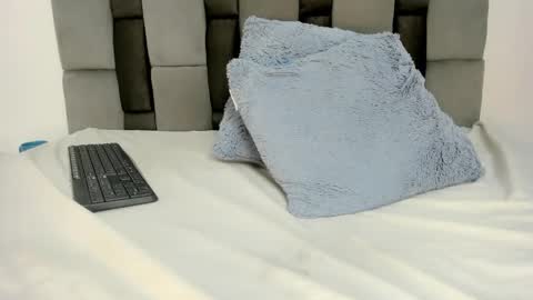 nicolle_smithh_ online show from May 2026 04:04:02 PM