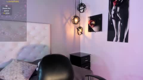 Nicolle online show from December 2025 02:25:02 PM