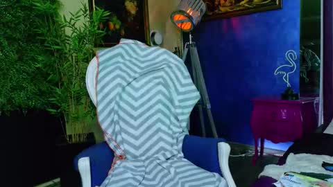 Nicolle online show from November 2025 02:07:02 PM