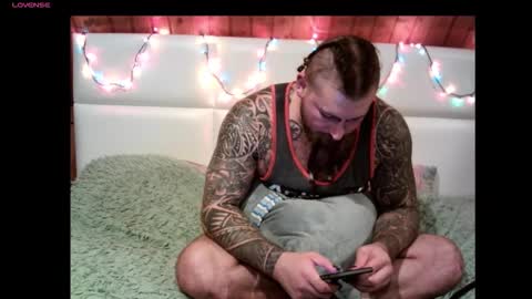 NightRobert  online show from September 2025 07:08:02 PM