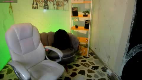 Anni online show from October 2025 09:28:02 PM