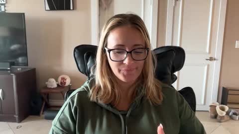 Snapshot of nikki_cums chatting on December 2025 06:36:02 PM NikkiCums online show from December 2025 06:36:02 PM