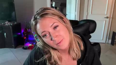 Snapshot of nikki_cums chatting on December 2025 12:06:01 AM NikkiCums online show from December 2025 12:06:01 AM