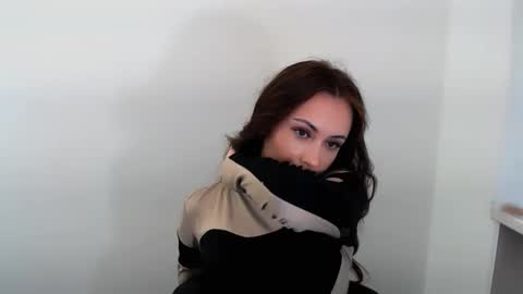 nikonara_ online show from October 2025 12:38:01 PM