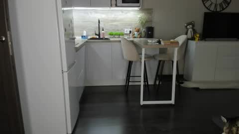 Bella online show from November 2025 06:42:02 PM