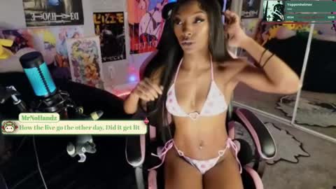 Snapshot of niviawolfe chatting on January 2025 02:25:01 AM NIVIA WOLFE online show from January 2025 02:25:01 AM