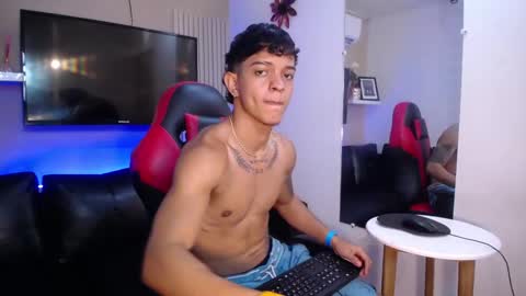 Snapshot of noah_cole_ chatting on December 2025 12:17:01 AM Noah online show from December 2025 12:17:01 AM