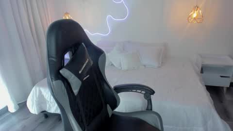 Snapshot of noahcryptic chatting on November 2025 06:25:01 AM Noah online show from November 2025 06:25:01 AM