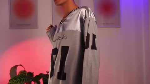 Snapshot of noahh_th03 chatting on February 2025 04:11:02 PM Noah online show from February 2025 04:11:02 PM