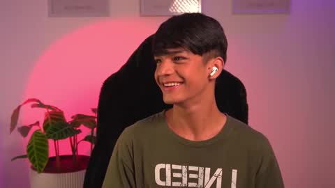 Snapshot of noahh_th03 chatting on February 2025 01:44:01 PM Noah online show from February 2025 01:44:01 PM