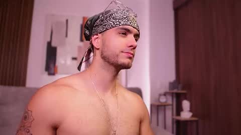 Snapshot of noha_miler chatting on October 2025 08:28:01 PM kevin online show from October 2025 08:28:01 PM