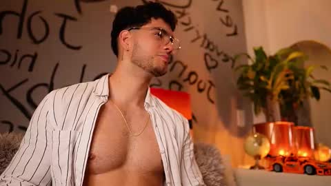 Snapshot of noha_miler chatting on October 2025 11:24:02 PM kevin online show from October 2025 11:24:02 PM