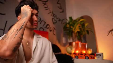 Snapshot of noha_miler chatting on October 2025 12:44:02 AM kevin online show from October 2025 12:44:02 AM