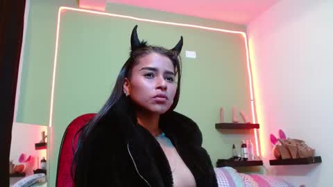 Snapshot of noha_thomson chatting on February 2025 02:18:01 AM Noha Thomson online show from February 2025 02:18:01 AM