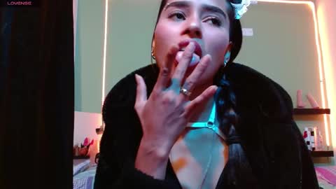 Snapshot of noha_thomson chatting on February 2025 10:04:01 PM Noha Thomson online show from February 2025 10:04:01 PM