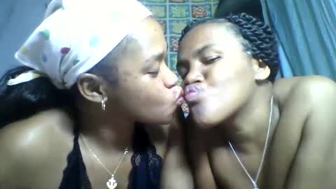 nosminah01 online show from September 2025 07:13:01 PM
